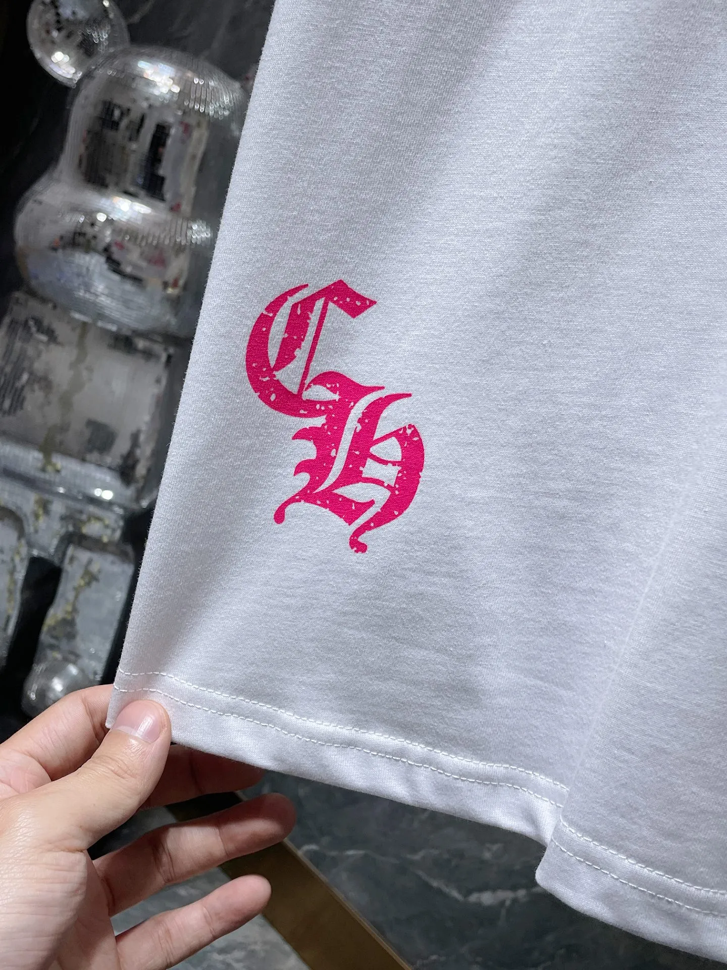 P144 New Chrome Hearts 25ss luminous version for summer! High-weight, environmentally friendly and high-quality top-quality fabric 260g~270g Crow distressed cross luminous short-sleeves. Counter synchronization. Re-engraved version 1:1. Recommended color: black, white. Size: S, M, L, XL.